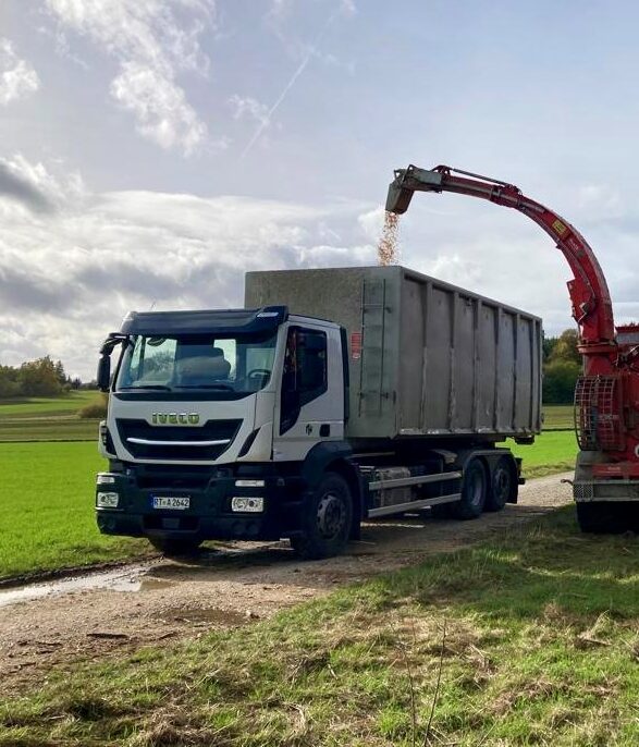 Lieferung von Hackschnitzeln mit dem HUSLIK LKW